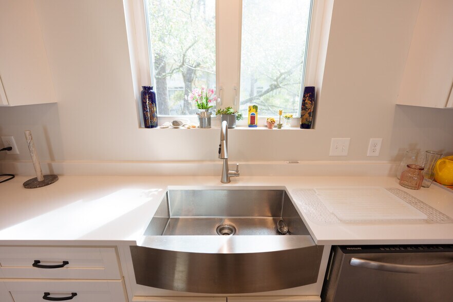 Building Photo - 60 Madison Dr