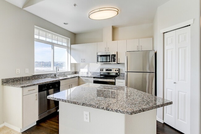 Building Photo - Pinnacle on Lake Washington