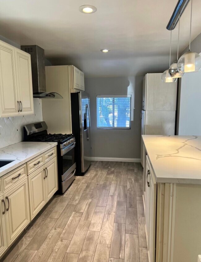 Building Photo - 7527 Louise Ave