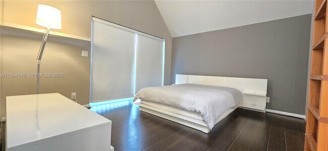 Building Photo - 1000 SE 2nd St