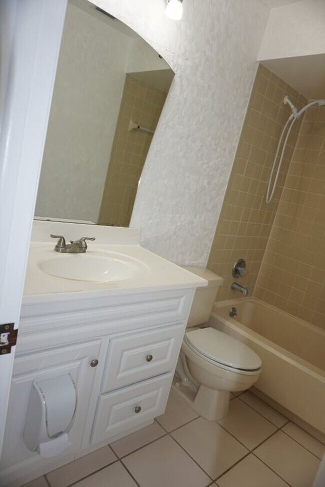 Building Photo - 2 Bedroom, 2 full bath Townhouse Near NAS Jax