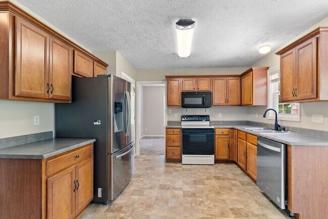 Building Photo - 3 Bedroom/2.5 Bath Home