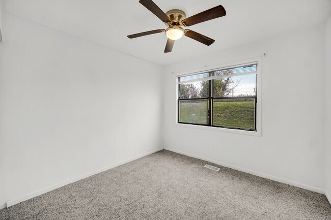 Building Photo - 1395 Alpine Ct