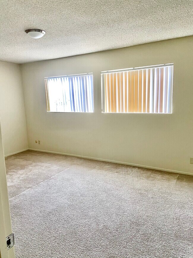 Building Photo - 1420 Rexford Dr