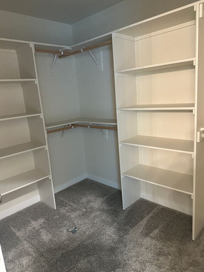Building Photo - 1 Month FREE RENT w/ 12m Lease! Alderbrook...