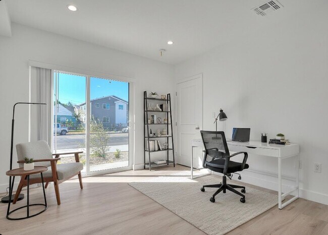 Building Photo - 5850 Vineland Ave