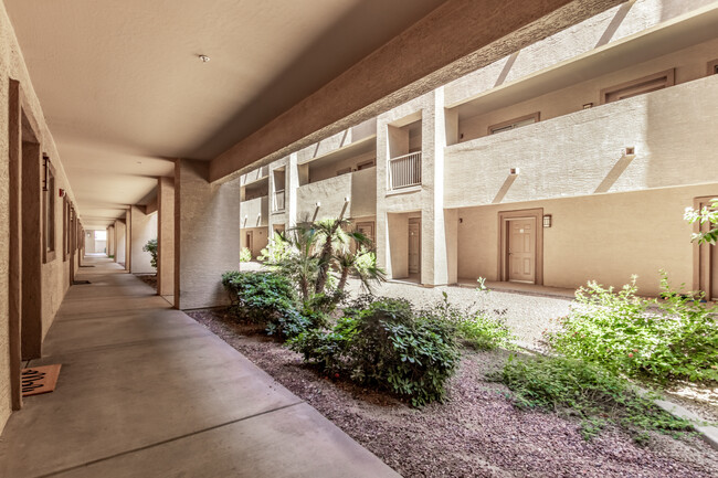 Building Photo - 920 E Devonshire Ave