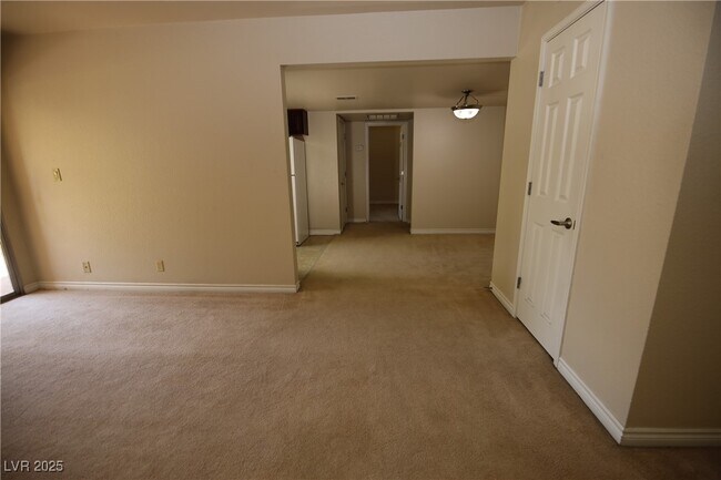 Building Photo - 5081 River Glen Dr