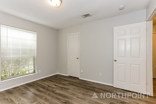 Building Photo - Mesmerizing Single Family Home | 3 BR/1.5 BA | 1-Car Covered Parking | Front and back yard!