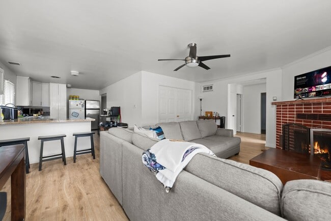 Building Photo - 2 kitchens + no back house!