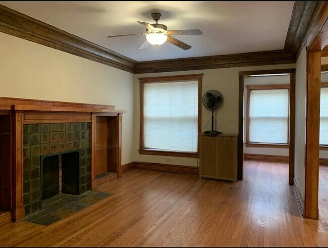 Building Photo - 2332 E 70th Pl