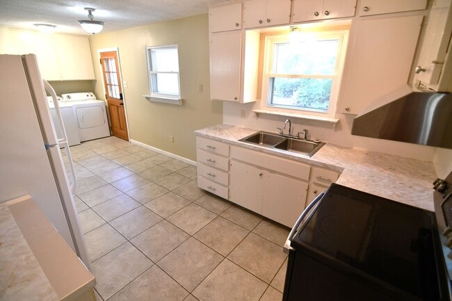 Building Photo - 3 bedroom, 1.5 bath home in quaint, well m...