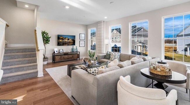 Building Photo - 215 Red Leaf Ln