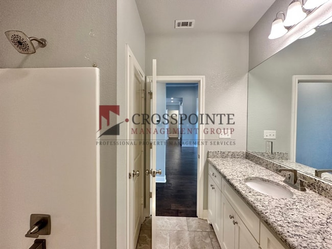 Building Photo - Stunning 3 Bed 2 Bath in South Tyler!