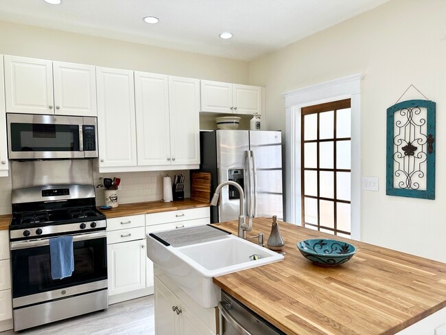 Building Photo - 348 Collyer St