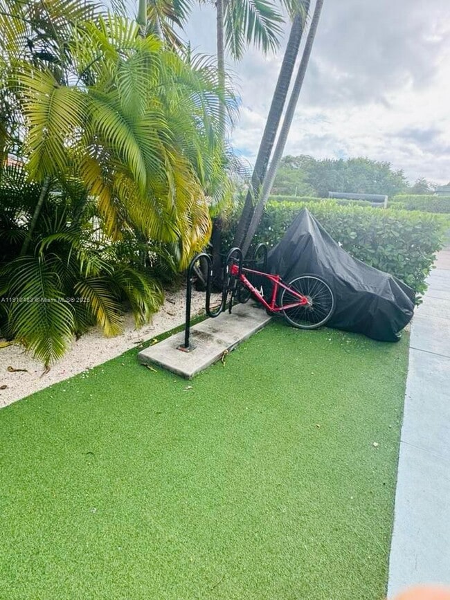 Building Photo - 315 W 28th St