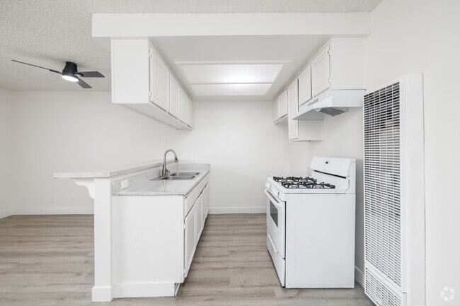 2BR, 2BA - 733SF - Kitchen - 1555-57 Carson St.