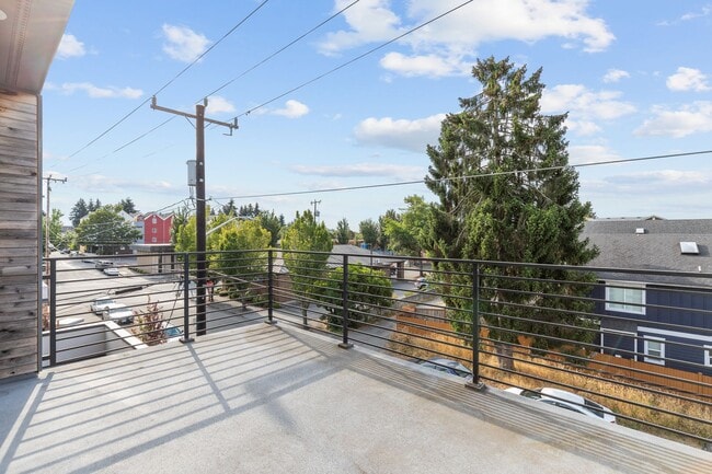 Building Photo - Stylish 3 BR/ 2/5 BA townhouse in Seattle
