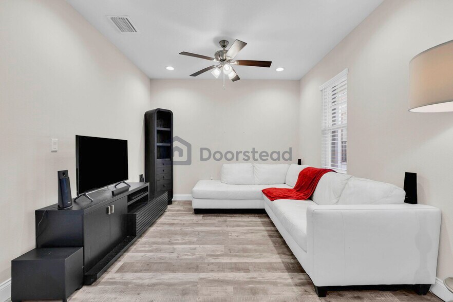 Building Photo - 4114 N Nebraska Ave