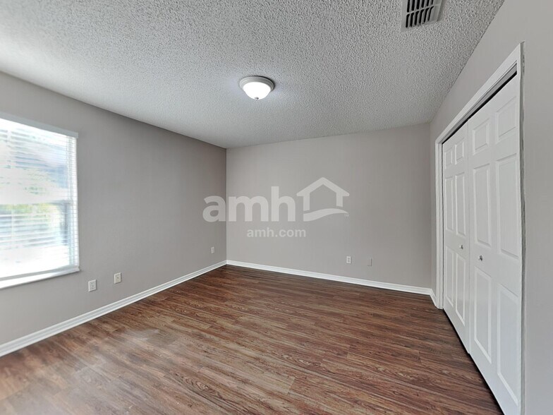 Building Photo - 1921 Knollcrest Dr