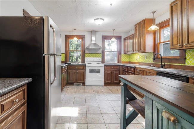 Building Photo - 411 N College St