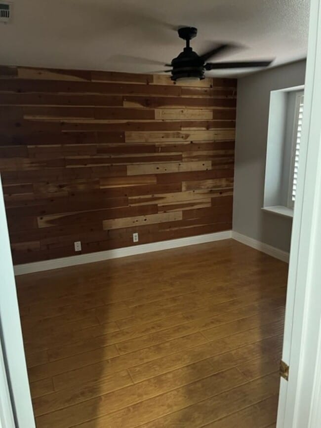 Building Photo - Nice home close to shopping and gas stations