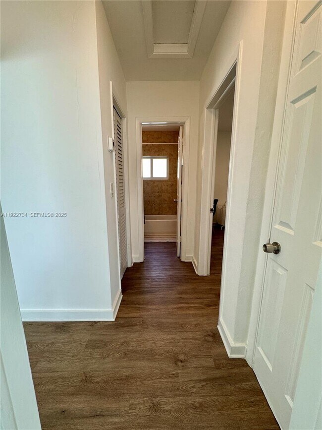 Building Photo - 1215 NE 109th St