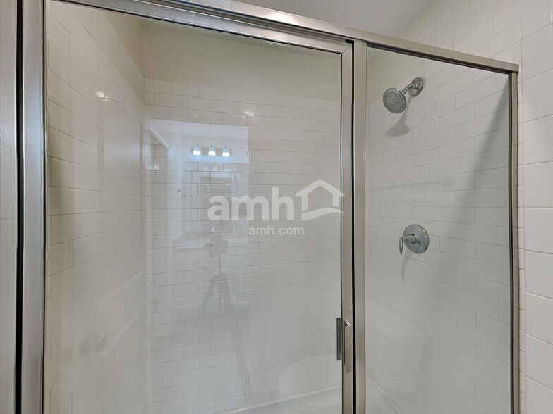 Building Photo - 8138 Willowbank Way