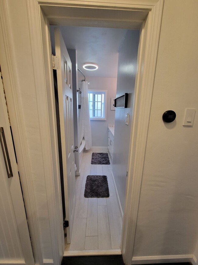 Building Photo - Great Single Family Home in West Long Beach
