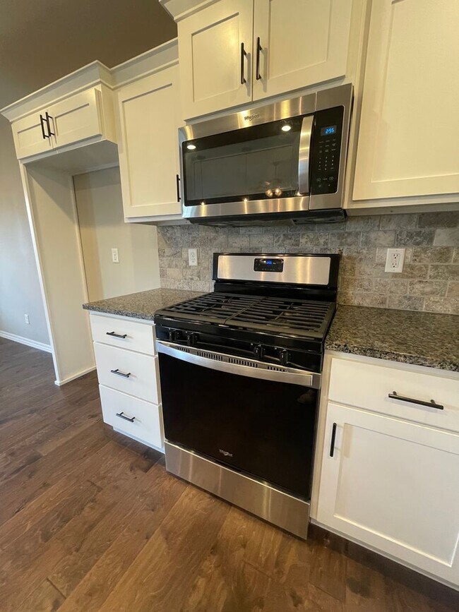 Building Photo - Executive Rental - Old Castle Estate Subdivision - Nixa