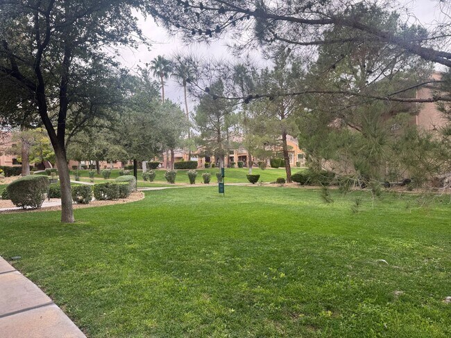 Building Photo - Well Cared For 1 Bed, 1 Bath 2nd Floor West Side Condo