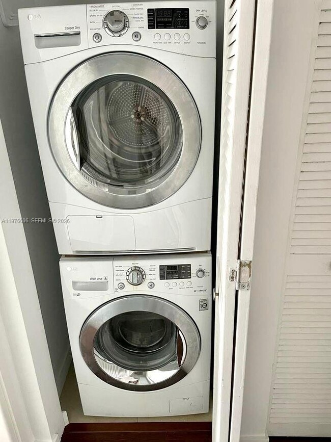 Building Photo - 300 S Biscayne Blvd