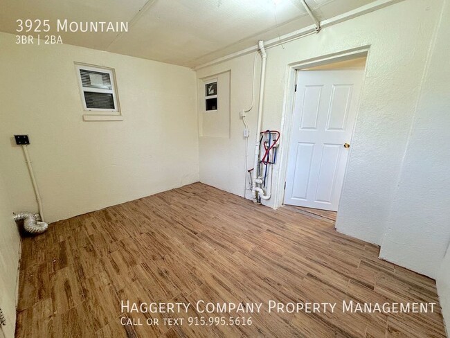 Building Photo - Central El Paso 3 bed with bonus office an...