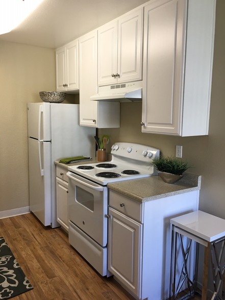 KITCHEN - Seabreeze Apartment Homes