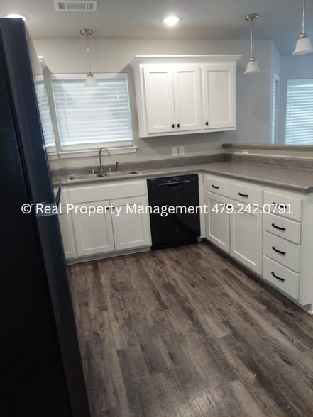 Building Photo - 1200 Sandstone Dr