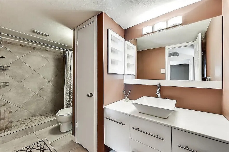 Building Photo - Room in Condo on Skillman St