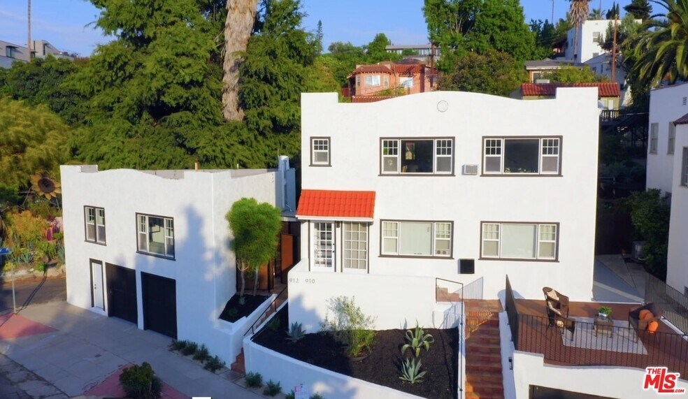 Includes your own private garage & private laundry - 912 Sanborn Ave