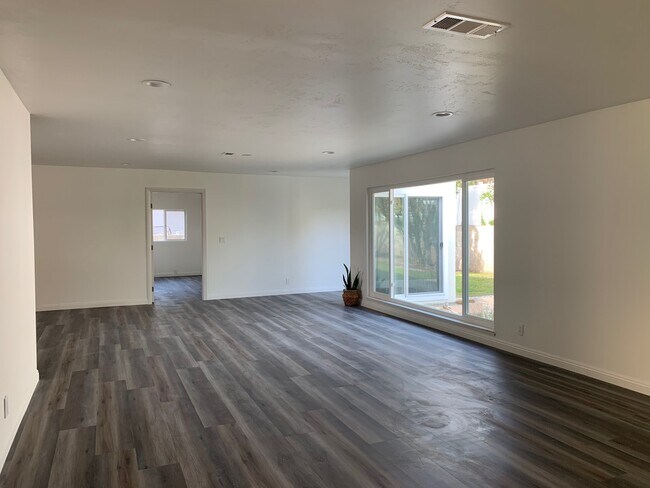 Building Photo - 611 E Del Mar Ave