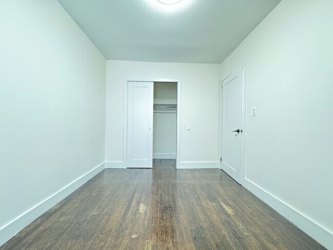 Building Photo - 2112 Regent Pl