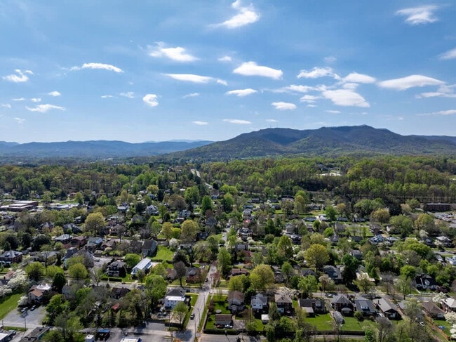 Building Photo - 220 Highland Ave