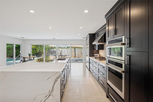 Building Photo - 2657 NE 26th St