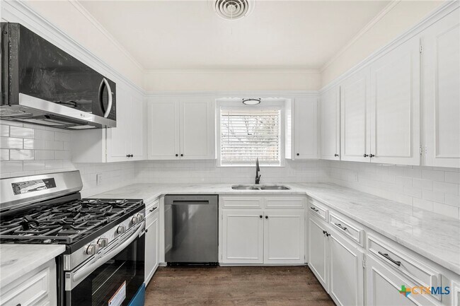 Building Photo - 3017 Oaklawn Dr