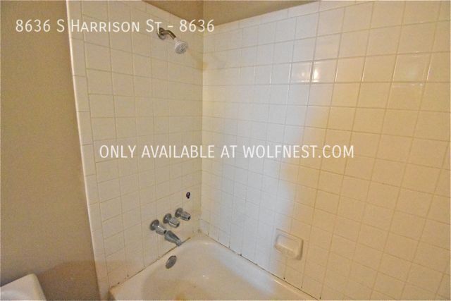 Building Photo - Adorable 2 Bed Sandy Condo! No Deposit Opt...