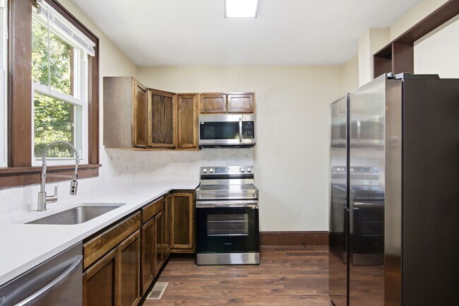 Building Photo - Recently Renovated 3 Bedroom Craftsman – Pet Friendly!