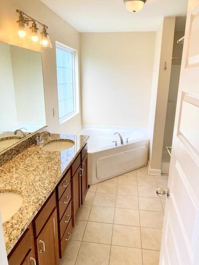 Building Photo - Great Location!! - 3 bedroom 2.5 bath home