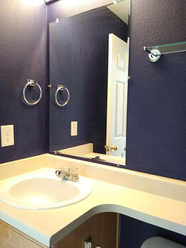 Building Photo - Gorgeous 2 Story 3 Bedroom 2.5 Baths in Da...