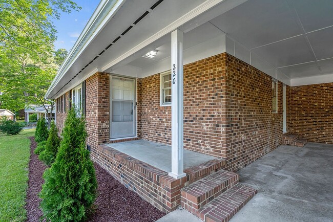 Building Photo - AVAILABLE NOW!! 4 bedroom Brick Ranch Styl...