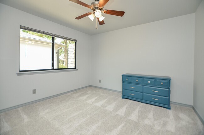 Building Photo - 1702 Cherry Bend Dr
