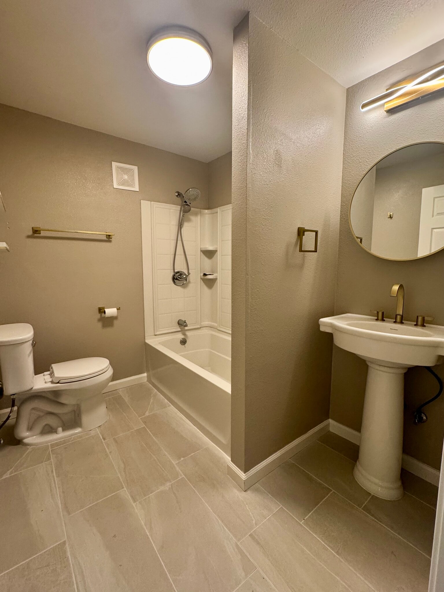Oversized bathroom - 22700 McKean Rd