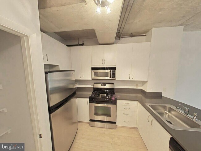 Building Photo - 1300 N St NW
